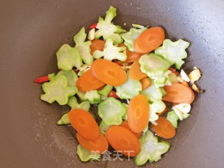 胡萝卜西兰花梗炒牛仔骨步骤11