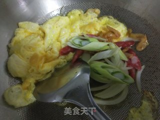 榨菜炒腊肠鸡蛋步骤3