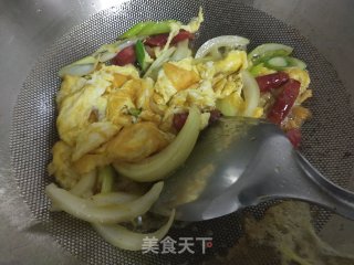 榨菜炒腊肠鸡蛋步骤4