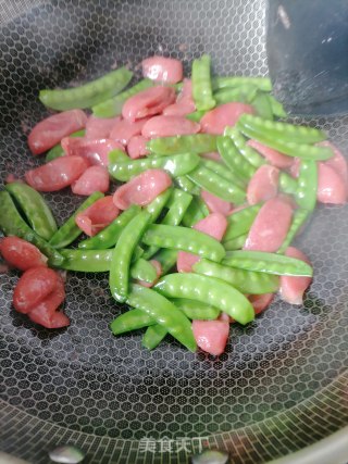 荷兰豆炒热狗步骤4