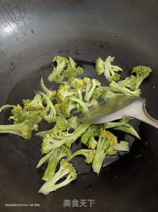 蒜苗鱿鱼炒西蓝花步骤1