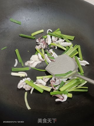 蒜苗鱿鱼炒西蓝花步骤4