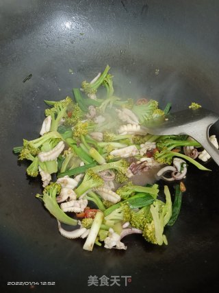蒜苗鱿鱼炒西蓝花步骤7