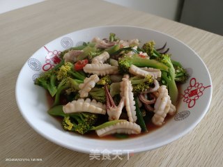 蒜苗鱿鱼炒西蓝花步骤8