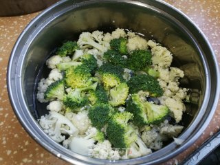 胡萝卜炒双花步骤1