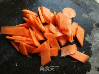 胡萝卜炒双花步骤2