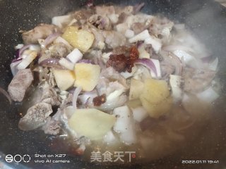 红烧萝卜焖羊肉步骤5