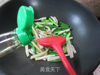 牛肚炒蒜薹步骤5