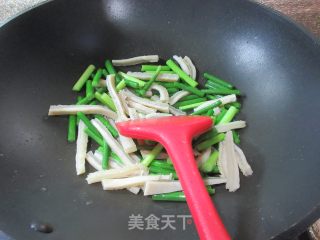 牛肚炒蒜薹步骤4