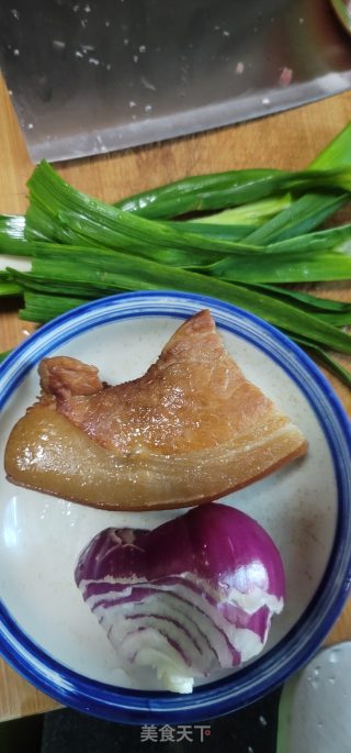 青蒜洋葱炒腊肉步骤1