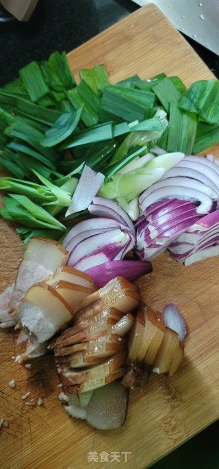 青蒜洋葱炒腊肉步骤2