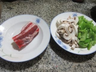 青椒风干肉炒蘑菇步骤1