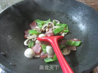 青椒风干肉炒蘑菇步骤5