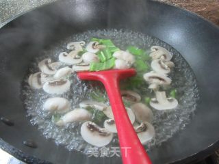 青椒风干肉炒蘑菇步骤3