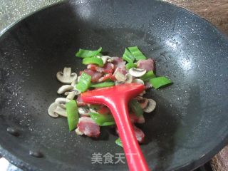 青椒风干肉炒蘑菇步骤7