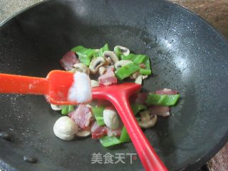 青椒风干肉炒蘑菇步骤6