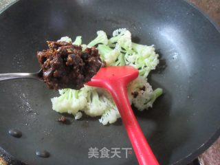 香菇酱炒花菜步骤3