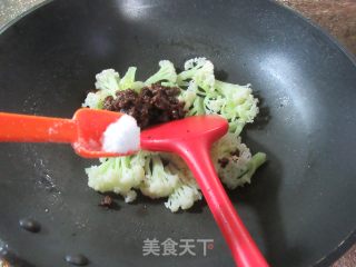 香菇酱炒花菜步骤4