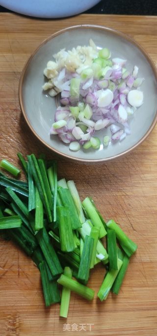青蒜烧油豆腐步骤2