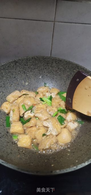 青蒜烧油豆腐步骤9