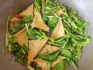 炸豆腐烩油菜苗步骤9