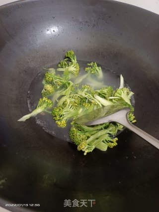 蒜苗肥肠西蓝花步骤2