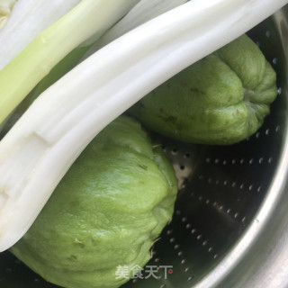 羊肚菌炒佛手瓜步骤1