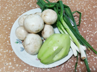 蘑菇佛手瓜炒肉片步骤2