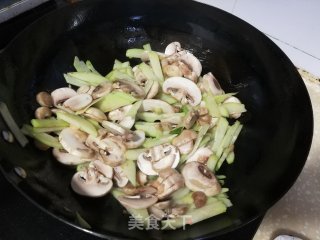 蘑菇佛手瓜炒肉片步骤8