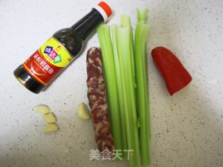 芹菜炒腊肠步骤1
