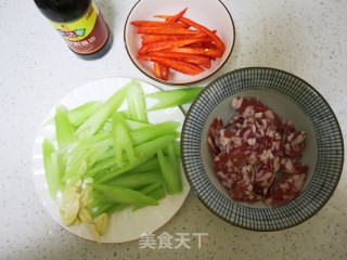芹菜炒腊肠步骤2