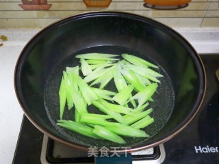 芹菜炒腊肠步骤3