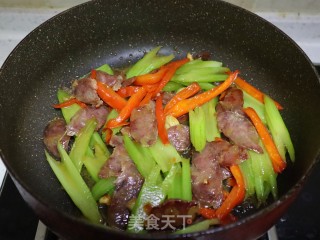 芹菜炒腊肠步骤8