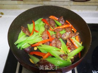 芹菜炒腊肠步骤6