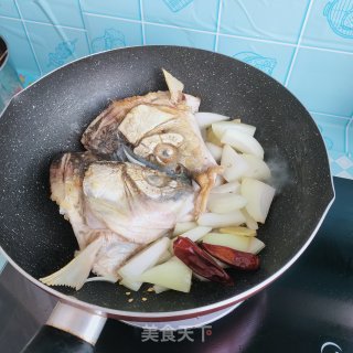 蔬菜炖鱼头步骤6