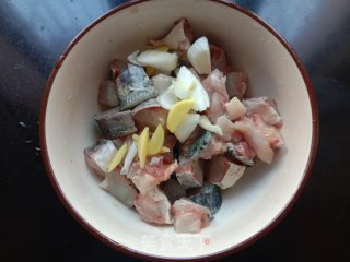 辣子草鱼块步骤2