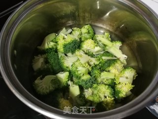 西兰花炒回锅肉步骤5