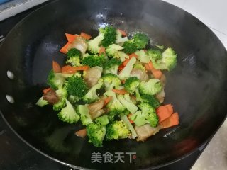 西兰花炒回锅肉步骤9