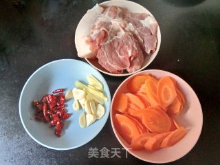 胡萝卜炒回锅肉步骤1