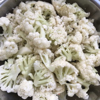 剁椒腊肉炒菜花步骤1