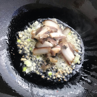 剁椒腊肉炒菜花步骤4