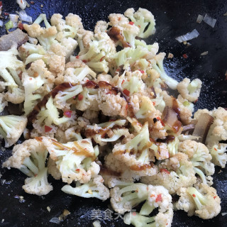 剁椒腊肉炒菜花步骤6