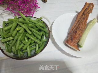 腊肉炖豆角步骤1