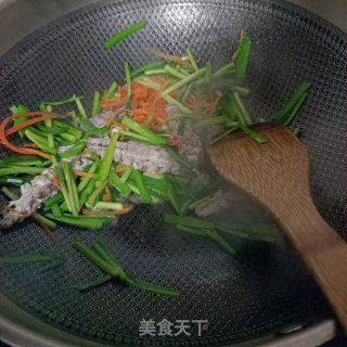 韭菜炒皮皮虾肉步骤8