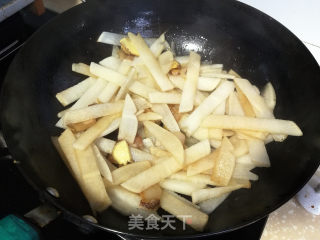 五花肉烧萝卜片步骤6