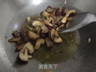 腊肉炒香菇油菜步骤3
