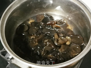 黑木耳炒花菜步骤2