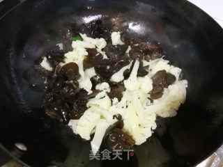 黑木耳炒花菜步骤7