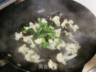 黑木耳炒花菜步骤8