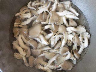 豆芽平菇煮毛肚步骤1